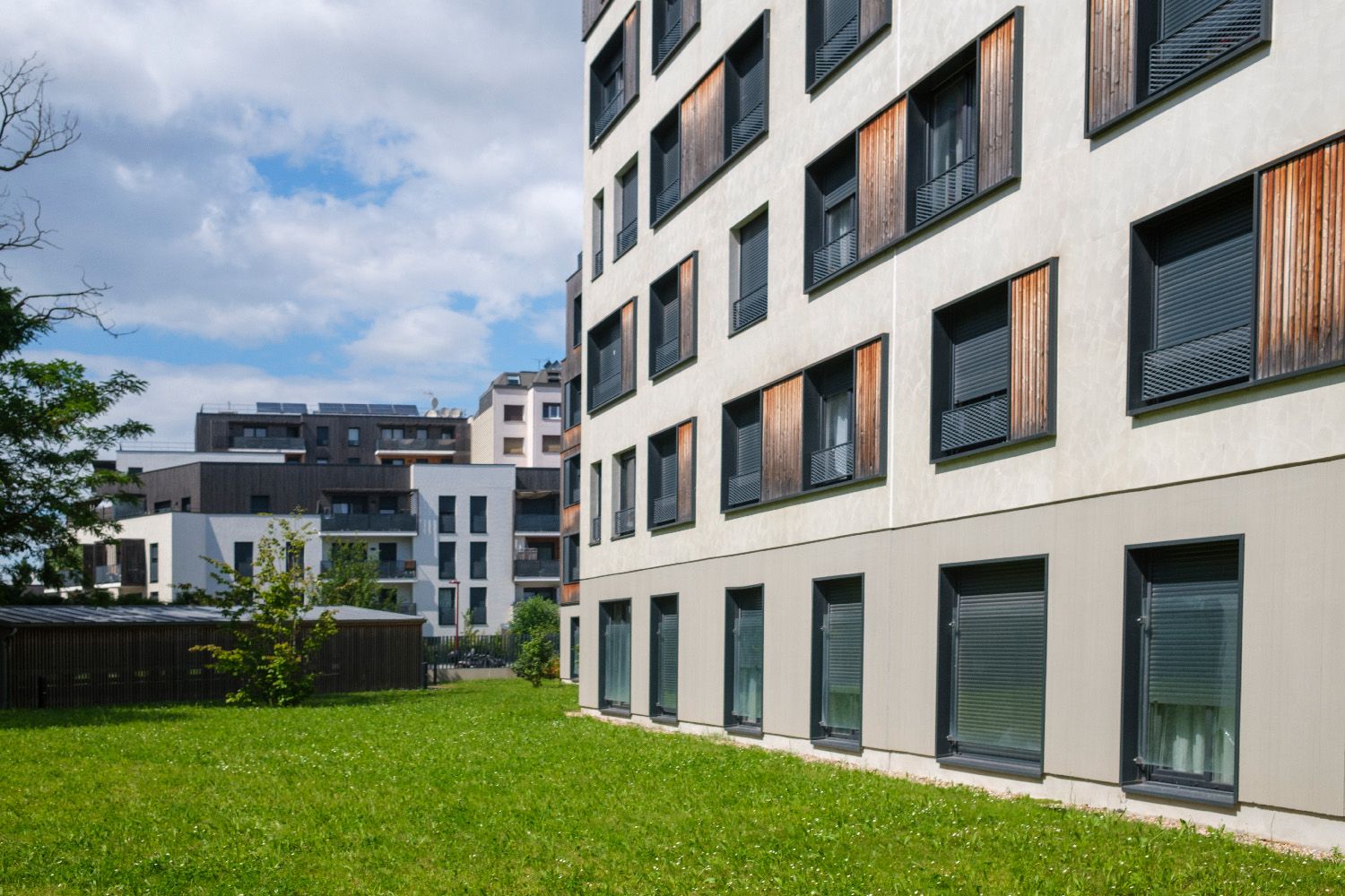 Façade d'une résidence accompagnée — détail architectural contemporain